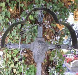 Kreuz mit Rosenschmuck - Allerseelentag Foto Brandt