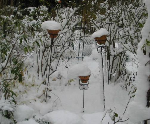 Ein Garten im Winter - Dekoration im Schnee