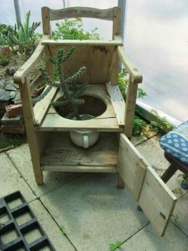 Toilette im Privatgarten