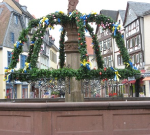 Osterbrunnen fotografiert 2008 in Butzbach